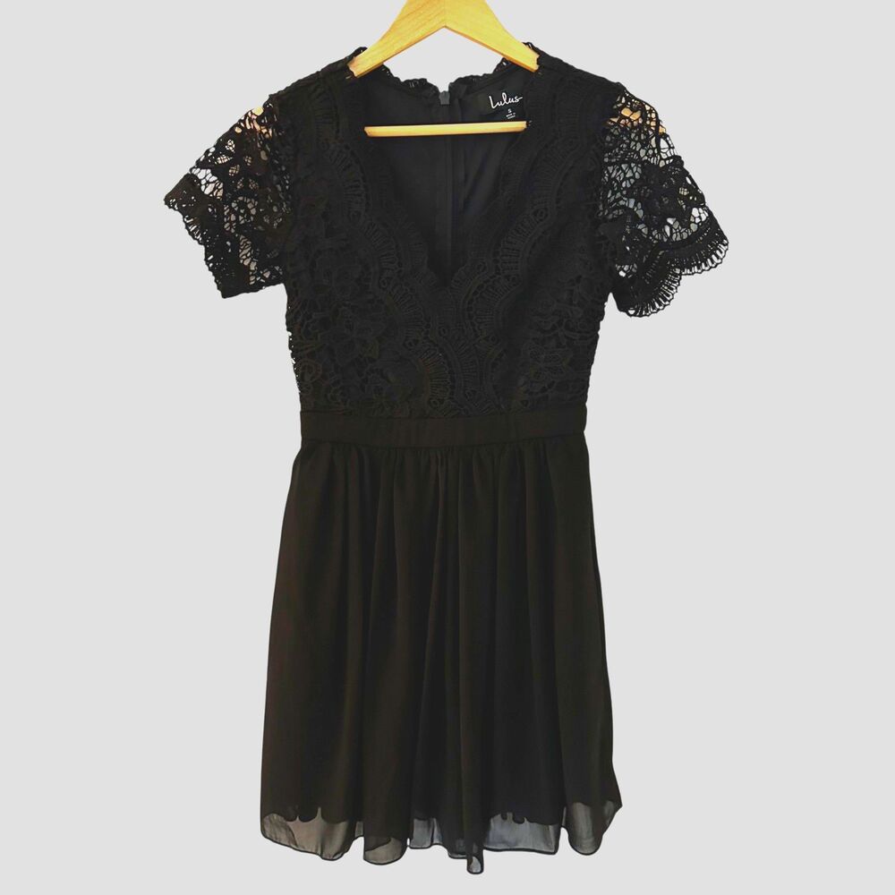 Lulu's Black Lace Top V-Neck Short Sleeve Fit and Flare Dress S‎